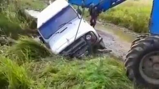 Как трактор УАЗ тянул - смотреть видео (1:33)