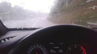 Огромный град калечит автомобиль - смотреть видео (4:36)