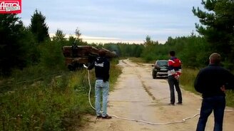 Тепловоз вытягивает внедорожник - смотреть видео (1:25)