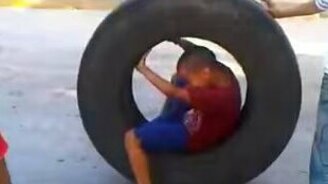 Опасное детское развлечение - смотреть видео (0:19)