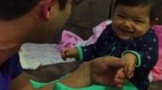 Малыш не хочет стричь ногти - смотреть видео (1:06)