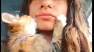 Как кот любит девушку - смотреть видео (0:10)