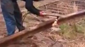 Ударило рельсом - смотреть видео (0:25)