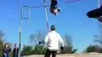 Непроизвольно метнул шест - смотреть видео (0:30)