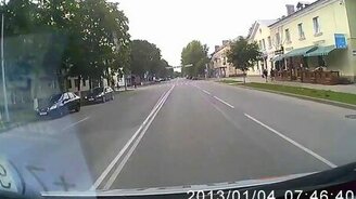 Пешеход теряет штаны - смотреть видео (0:34)