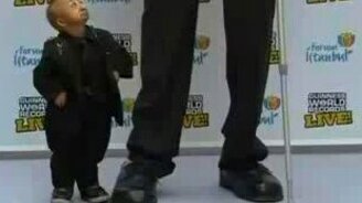 Самый высокий и самый маленький в мире - смотреть видео (0:41)