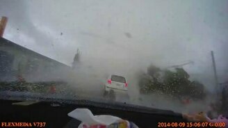 Торнадо похитило машину - смотреть видео (0:50)