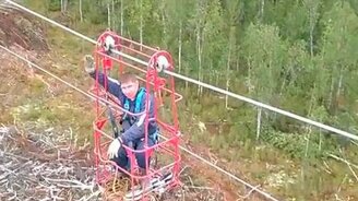 Прокатился по высоковольтному проводу - смотреть видео (0:37)