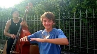 Начинающий фокусник со стеклянным шаром - смотреть видео (2:40)