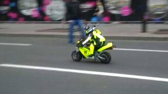 На мотоцикле в 2,5 года - смотреть видео (1:52)