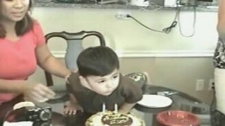 Пустите меня к свечам! - смотреть видео (0:52)