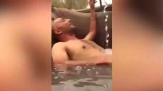 Принял ванну в ковше эскаватора - смотреть видео (0:54)