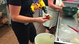 Как быстро почистить кожуру яблок - смотреть видео (0:36)