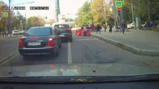 Папа-циркач на дороге - смотреть видео (0:45)