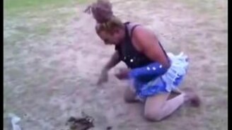 Трюкачка падает в грязь лицом - смотреть видео (0:18)