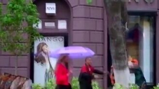 Точно зонтик заговорённый! - смотреть видео (0:16)