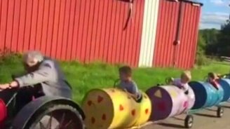 В дедушкином паровозике - смотреть видео (0:58)