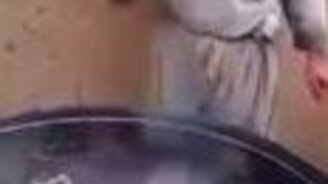 Мастер жарки чипсов голыми руками - смотреть видео (0:50)