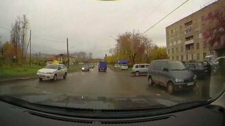 Женская невнимательность за рулём - смотреть видео (0:26)