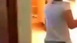 Отрываем девушку от разговора по телефону - смотреть видео (0:13)