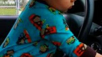 Малыш-меломан стоит за рулём - смотреть видео (0:28)