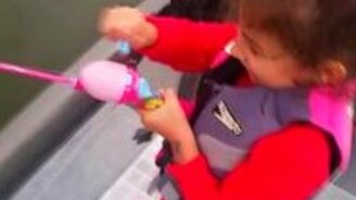 Девочка-рыбачка - смотреть видео (2:27)