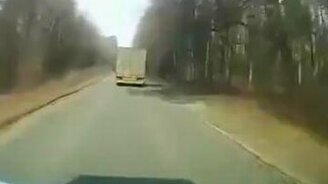 Грузовик сбил трактор - смотреть видео (0:29)