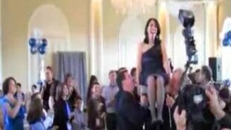 Не удержали королеву вечера - смотреть видео (0:15)