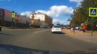 Приятная вежливость пешеходов - смотреть видео (1:32)