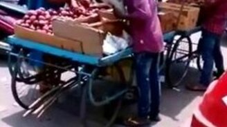 Индийский продавец-обманщик - смотреть видео (0:33)