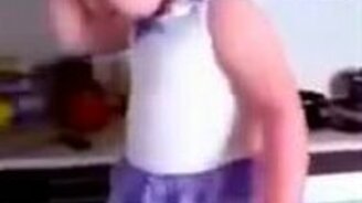 Увидала, что её снимают на камеру! - смотреть видео (0:14)