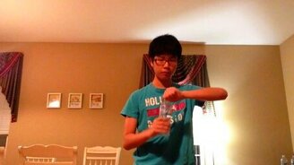 Как не выпить бутылку воды за секунду - смотреть видео (0:42)