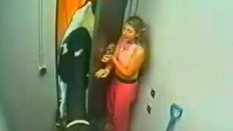 Девушка против коровы - смотреть видео (0:33)