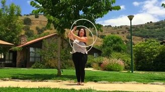 Виртуозная толстушка с обручами - смотреть видео (2:13)