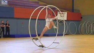 Танец гимнастки на колесе - смотреть видео (3:20)