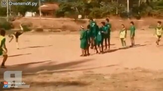 Футбольный гол пяткой - смотреть видео (0:21)