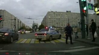 Внимательные ГИБДД-шники - смотреть видео (0:38)