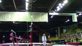 Ловкий тренер и неопытная гимнастка - смотреть видео (1:12)