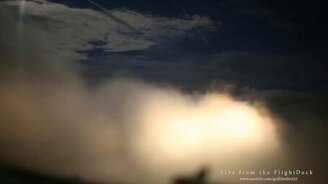 Боинг в ночных облаках - смотреть видео (0:58)