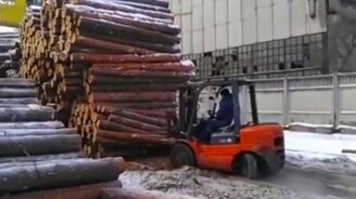 Суровый водитель погрузчика - смотреть видео (1:20)