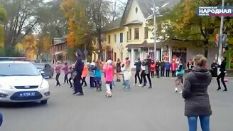 ГАИшник танцует с детьми - смотреть видео (0:28)