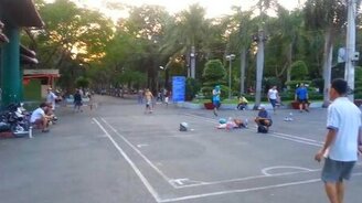 Игра воланчиком ногами - смотреть видео (1:13)