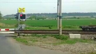 Стоим на железнодорожном перерезде, а тут... - смотреть видео (1:10)
