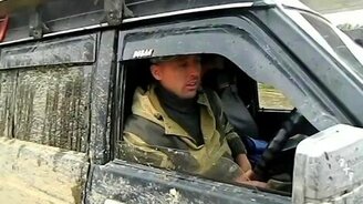 На джипе, как на лодке, через реку - смотреть видео (1:25)