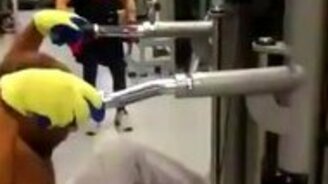 Ловкий акробат в тренажёрке - смотреть видео (0:48)