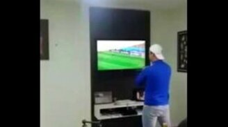 Неудачно дал пять - смотреть видео (0:21)