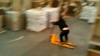 Весёлые тренировки на работе во время перерыва - смотреть видео (0:32)