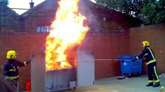 Почему нельзя тушить жир водой - смотреть видео (1:21)