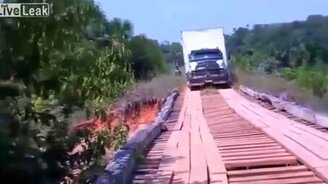 Неудача при преодолении деревянного моста - смотреть видео (0:55)