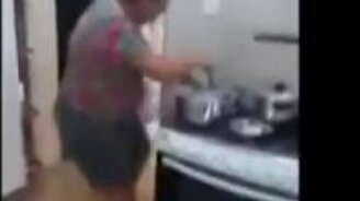 Зацикленный женский задорный танец - смотреть видео (1:00)